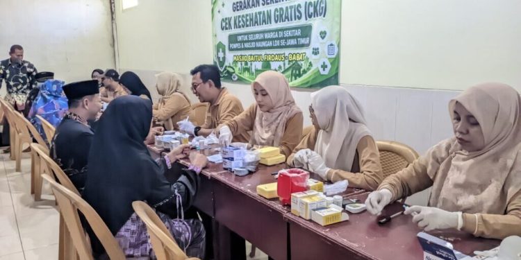 DPD LDII Lamongan bekerja sama dengan Dinas Kesehatan Kabupaten Lamongan menggelar Cek Kesehatan Gratis (CKG) serentak di sembilan titik di Kabupaten Lamongan. Foto: LINES