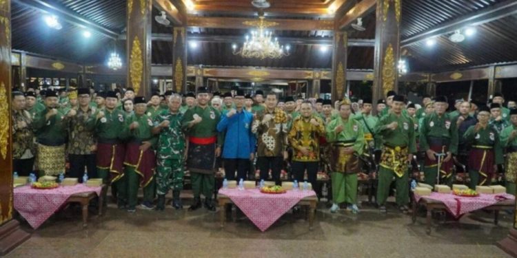 Pelaksana Tugas Bupati Sukoharjo Eko Sapto Purnomo bersama Ketua DPD LDII Kabupaten Sukoharjo Dalono Abdul Rosyid dan Ketua Cabang Persinas ASAD Sukoharjo Anggi Suryo Kusumo menghadiri pelantikan Persinas ASAD Kabupaten Sukoharjo masa bakti 2026–2031 di Graha Satya Praja, Kabupaten Sukoharjo, Sabtu (19/9/2026). Foto: LINES
