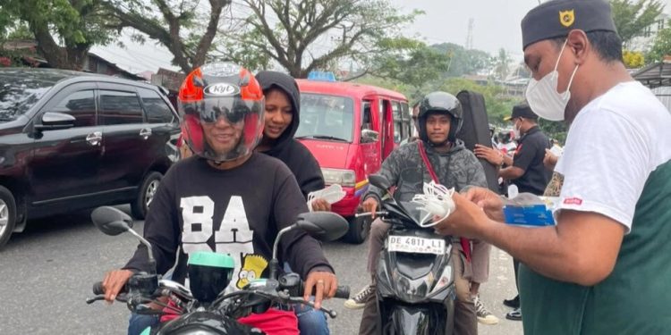 DPW LDII Provinsi Maluku membagikan 1.500 masker kepada para pelintas di Jalan Jenderal Sudirman, Kota Ambon. Foto: LINES