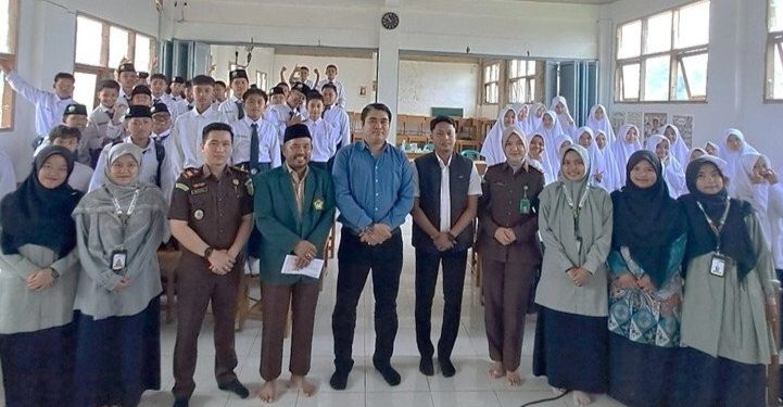 Kejaksaan Negeri (Kejari) Rejang Lebong menghelat program Jaksa Masuk Sekolah bagi siswa SMP IT Akhlaqul Karimah, naungan DPD LDII Rejang Lebong. Foto: LINES