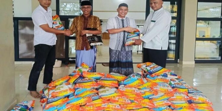 Wakil Kepala Badan Pengusahaan (BP) Batam, Li Claudia Chandra menyerahkan bantuan 2,5 ton beras bagi untuk masjid naungan LDII, di delapan kecamatan, di Kota Batam. Foto: LINES