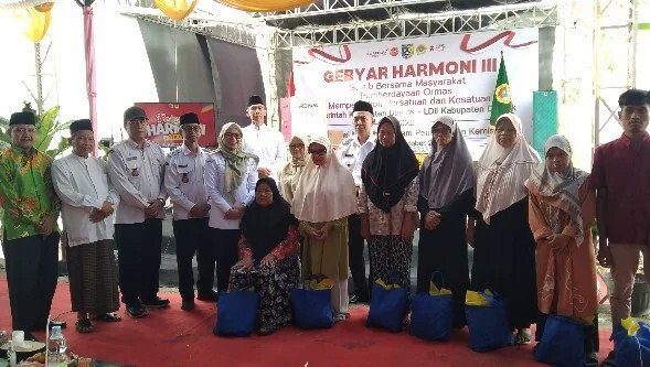Warga Desa Pundenarum, Kecamatan Karangawen, mendapat akses berbagai layanan gratis melalui Gebyar Harmoni Pemberdayaan Ormas, Rabu (14/10/2026). Foto: LINES