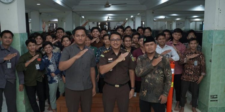 Kejaksaan Negeri (Kejari) Nganjuk membekali santri Pondok Pesantren (Ponpes) Al Ubaidah Kertosono dengan pemahaman hukum, pencegahan perundungan, dan wawasan kebangsaan. Foto: LINES